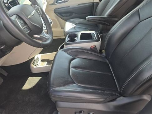 Used 2023 Chrysler Pacifica Touring-L FWD image 3