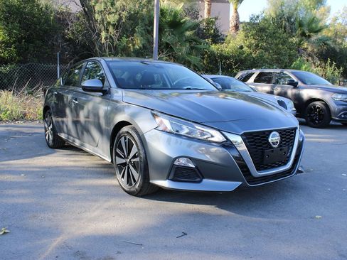 Used 2021 Nissan Altima 2.5 SV FWD image 1