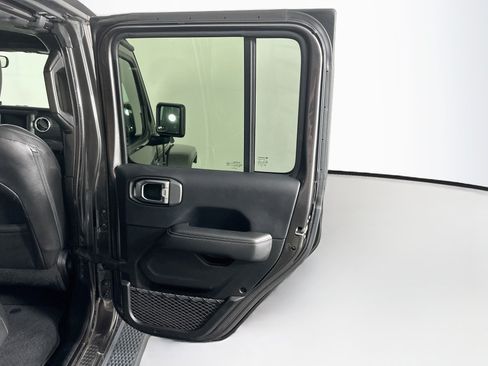 Used 2018 Jeep Wrangler Unlimited Sahara w/ Cold Weather Group AWD/4WD image 28