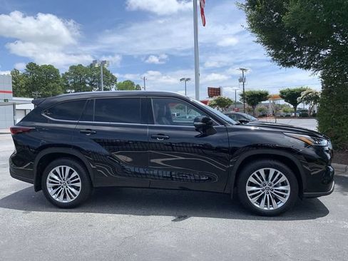 Certified 2025 Toyota Highlander Platinum AWD/4WD image 9