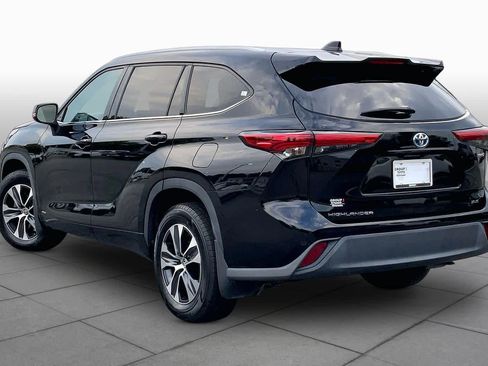 Used 2022 Toyota Highlander XLE AWD/4WD image 12