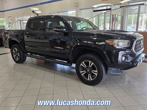 Used 2018 Toyota Tacoma TRD Sport RWD image 3