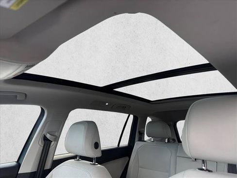 Used 2020 Volkswagen Tiguan SE w/ Panoramic Sunroof Package FWD image 15