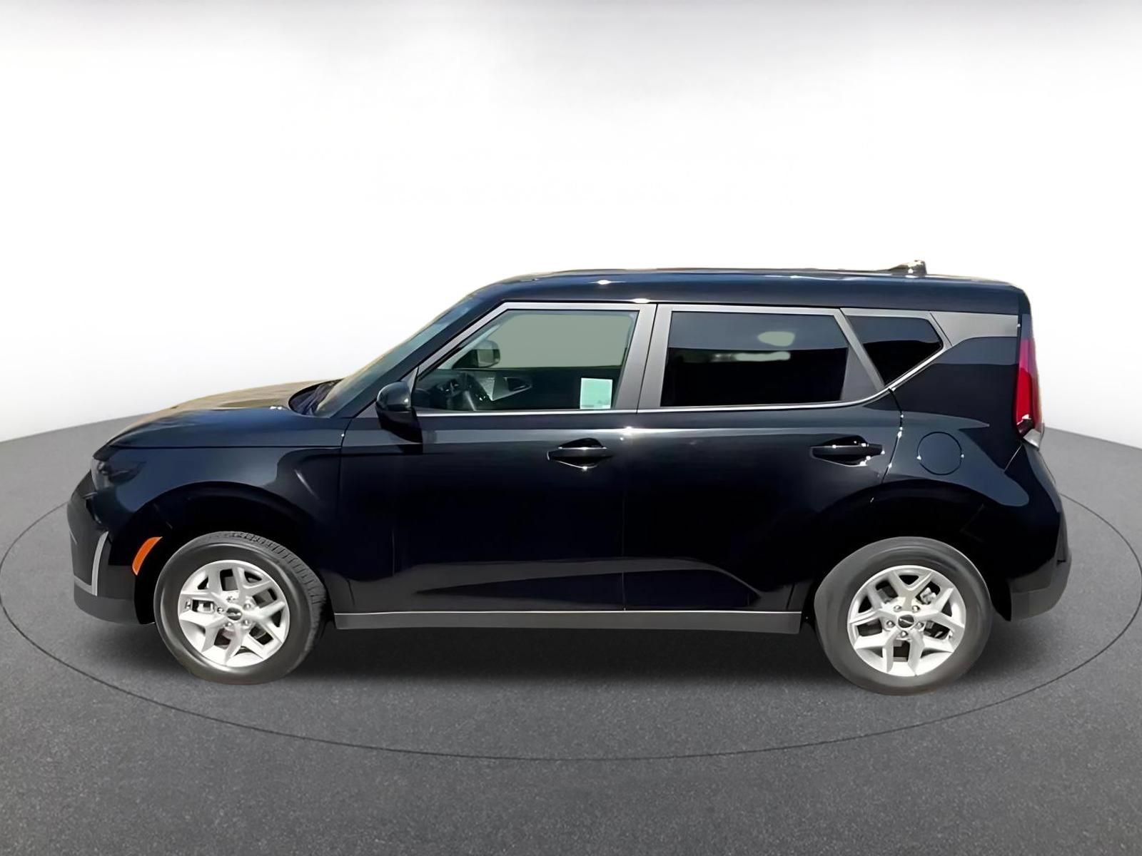 Used 2025 Kia Soul LX w/ LX Technology Package FWD image 8