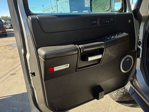 Used 2005 HUMMER H2 SUT Sport Utility Pickup 4D w/ Preferred Equipment Group image 13