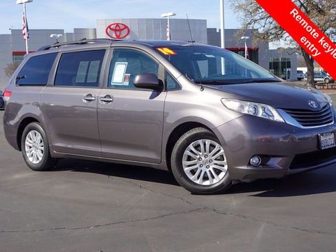 Used 2014 Toyota Sienna XLE image 7