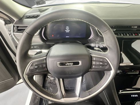 Used 2023 Jeep Grand Cherokee Laredo image 11