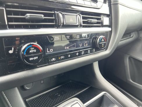 Used 2024 Nissan Pathfinder SL FWD image 11