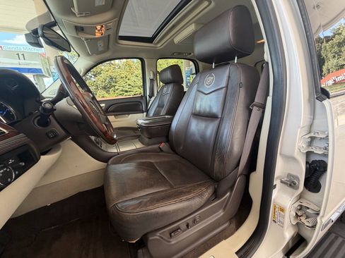 Used 2011 Cadillac Escalade Platinum AWD/4WD image 6