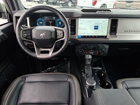 Used 2025 Ford Bronco Outer Banks image 12