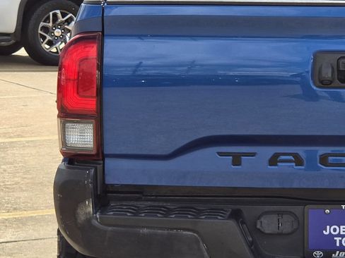 Used 2018 Toyota Tacoma TRD Off-Road AWD/4WD image 10