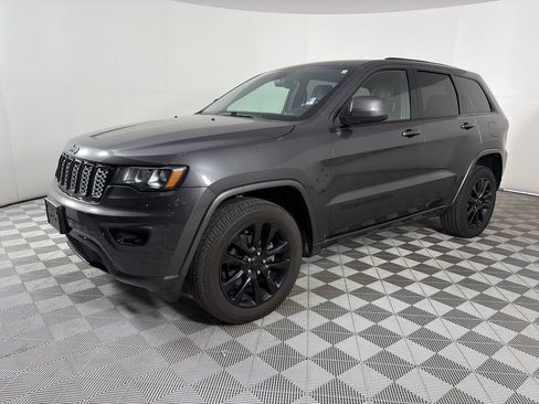 Used 2018 Jeep Grand Cherokee Altitude AWD/4WD image 3