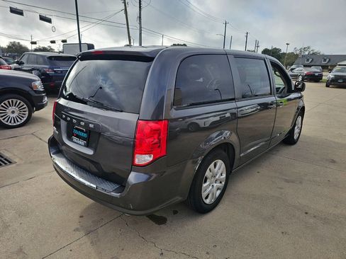 Used 2018 Dodge Grand Caravan SE w/ UConnect Hands-Free Group image 4