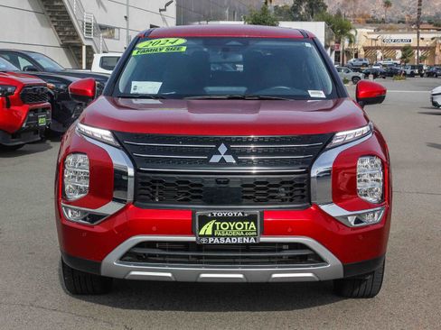 Used 2024 Mitsubishi Outlander SE image 2