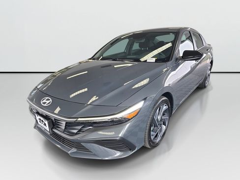 Used 2025 Hyundai Elantra SEL FWD image 7