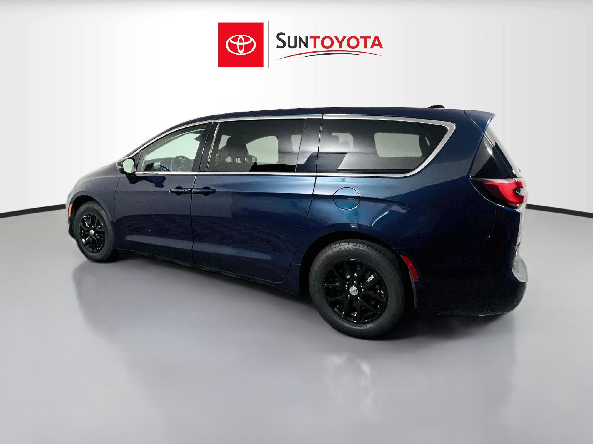 Used 2023 Chrysler Pacifica Touring-L FWD image 6