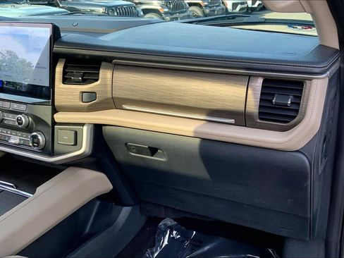 Used 2022 Ford Expedition Limited AWD/4WD image 18
