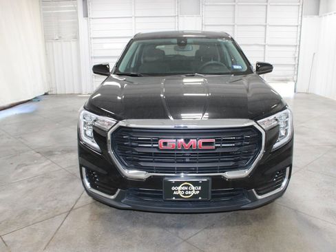 Used 2024 GMC Terrain SLE image 3