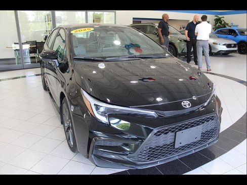 Used 2025 Toyota Corolla SE FWD image 3