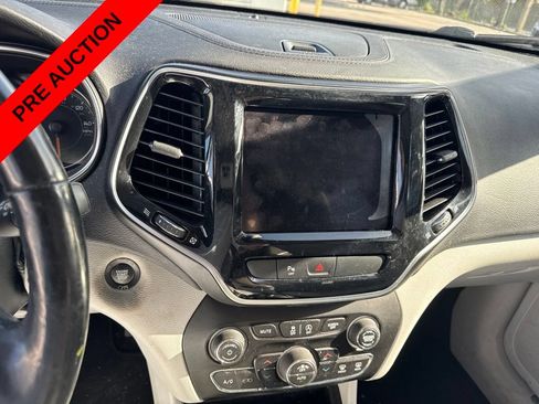 Used 2019 Jeep Cherokee Limited FWD image 32