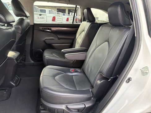 Used 2020 Toyota Highlander Limited image 25