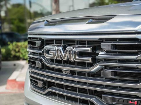 Used 2024 GMC Sierra 1500 AT4 w/ Technology Package AWD/4WD image 8