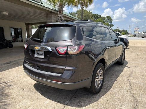 Used 2017 Chevrolet Traverse LT w/ Traveler's Package FWD image 4