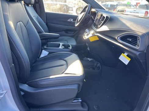 New 2026 Chrysler Pacifica Select image 11