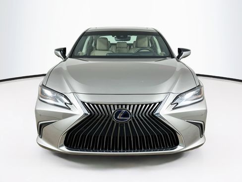 Used 2019 Lexus ES 300h Ultra Luxury FWD image 2