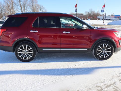 Used 2017 Ford Explorer Platinum image 4