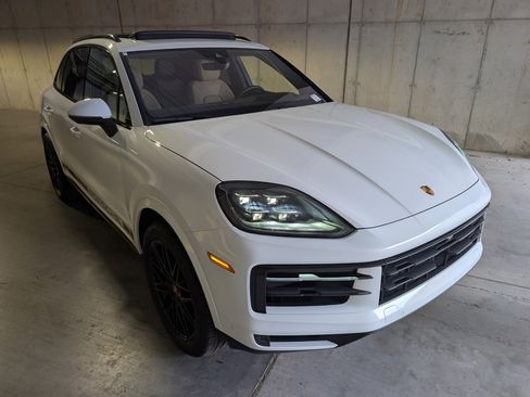 Used 2025 Porsche Cayenne image 11