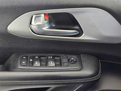 Used 2019 Chrysler Pacifica Touring-L w/ S Appearance Package image 24