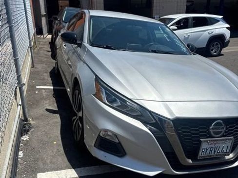 Used 2019 Nissan Altima 2.5 SR FWD image 2