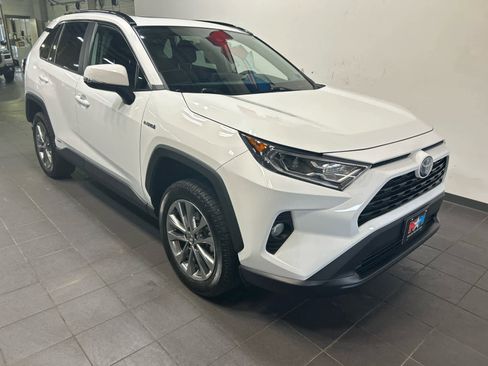 Used 2021 Toyota RAV4 XLE w/ Convenience Package AWD/4WD image 2