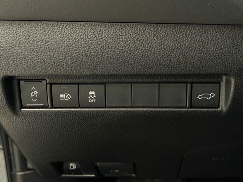 Used 2023 Toyota Venza LE image 16