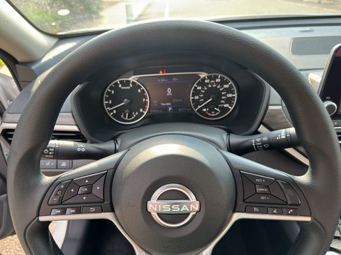 Used 2025 Nissan Altima 2.5 SV FWD image 18