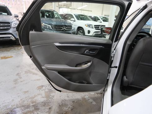 Used 2015 Chevrolet Impala LT w/ Convenience Package image 21