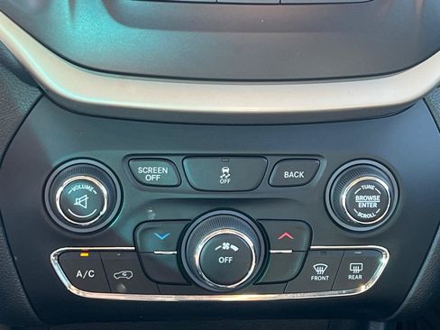 Used 2016 Jeep Cherokee Latitude AWD/4WD image 25
