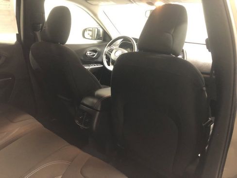 Used 2019 Jeep Cherokee Latitude w/ Cold Weather Group image 11