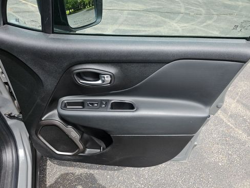 Used 2022 Jeep Renegade Latitude w/ Convenience Group AWD/4WD image 14