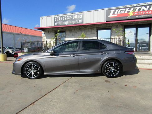 Used 2018 Toyota Camry SE image 2