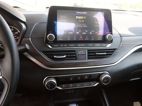 Used 2025 Nissan Altima 2.5 SV FWD image 18