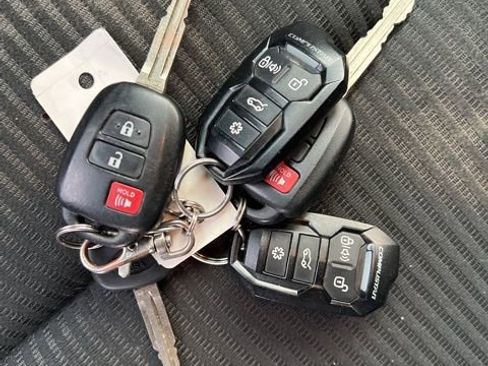 Used 2018 Toyota RAV4 LE FWD image 21