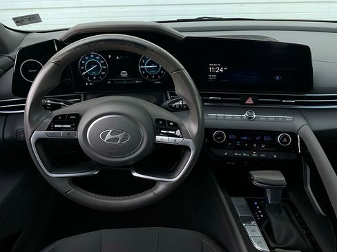 Used 2025 Hyundai Elantra SEL image 12