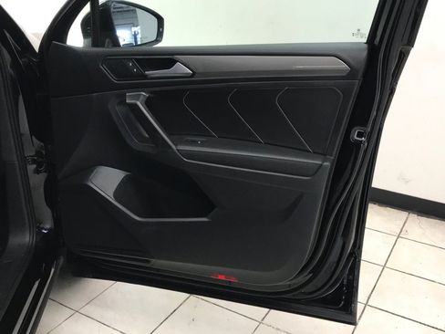 Used 2023 Volkswagen Tiguan SE w/ Panoramic Sunroof Package FWD image 18