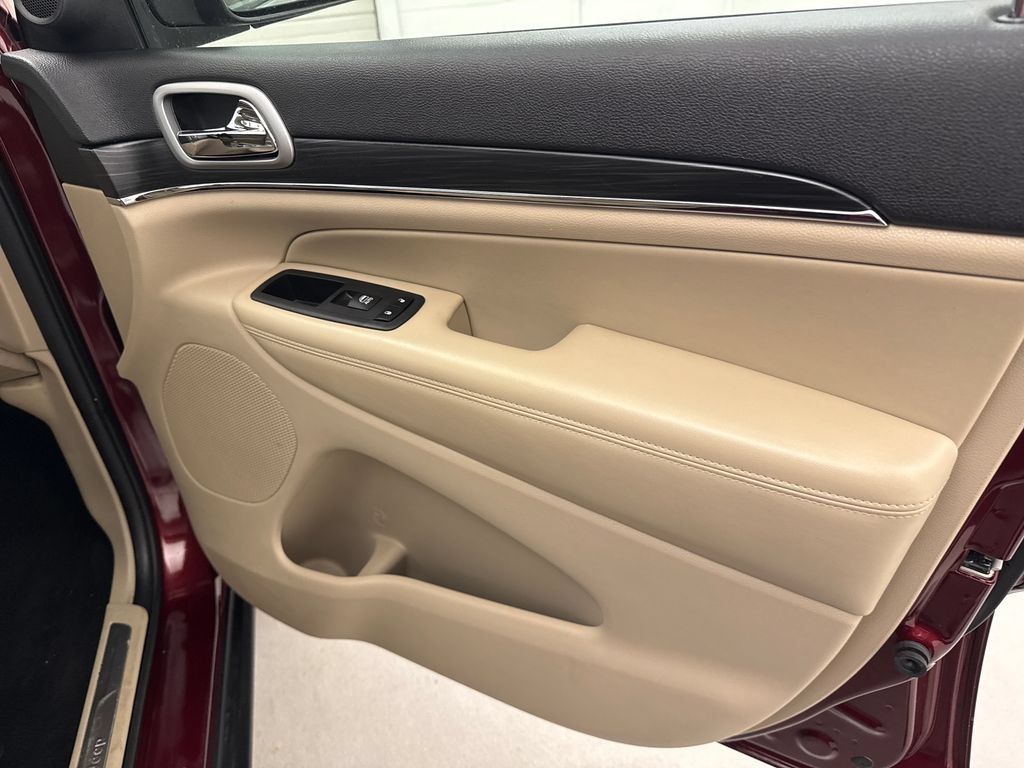 Used 2020 Jeep Grand Cherokee Limited AWD/4WD image 30