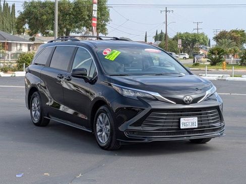 Used 2026 Toyota Sienna LE FWD image 3
