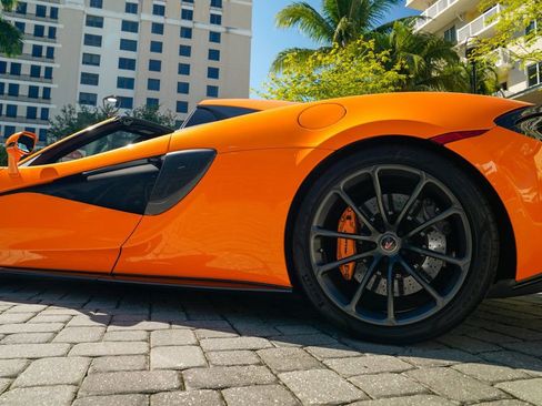 Used 2018 McLaren 570S Spider image 18