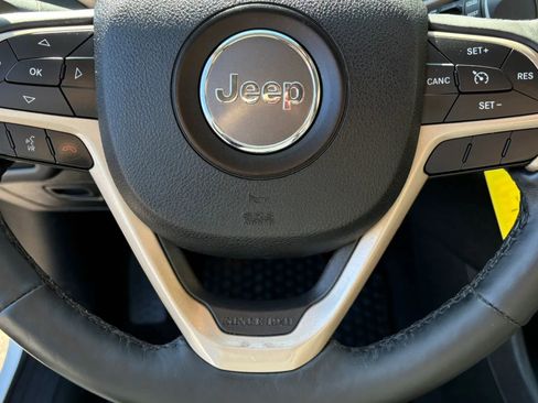 Used 2017 Jeep Cherokee Latitude w/ Cold Weather Group AWD/4WD image 18