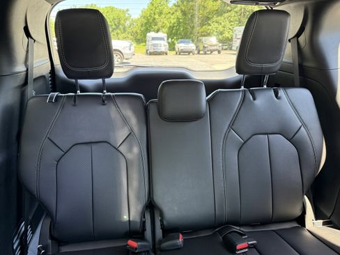 New 2027 Chrysler Pacifica Select FWD image 18